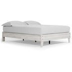 Lit plateforme Shawburn Whitewash avec 2 tables de chevet