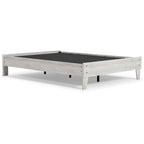 Lit plateforme Shawburn Whitewash avec 2 tables de chevet