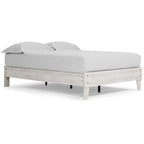 Lit plateforme Shawburn Whitewash avec 2 tables de chevet