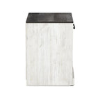 Lit plateforme Shawburn Whitewash avec 2 tables de chevet