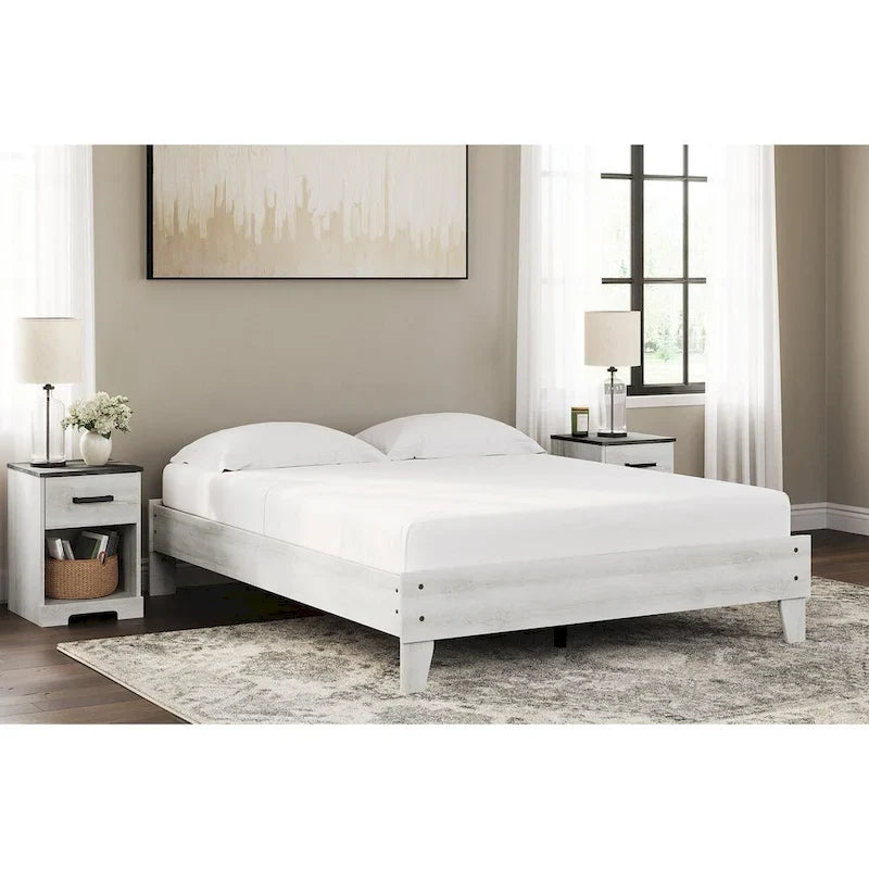 Lit plateforme Shawburn Whitewash avec 2 tables de chevet